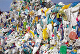 Tampas de plástico para reciclagem transformam-se em cadeiras de rodas