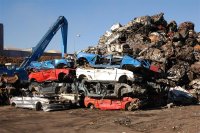 Carros desmantelados em sucateiros ilegais continuam a pagar imposto