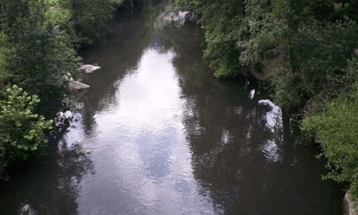 Descarga ilegal de resíduos causa mancha poluente no rio Ave até Vila do Conde