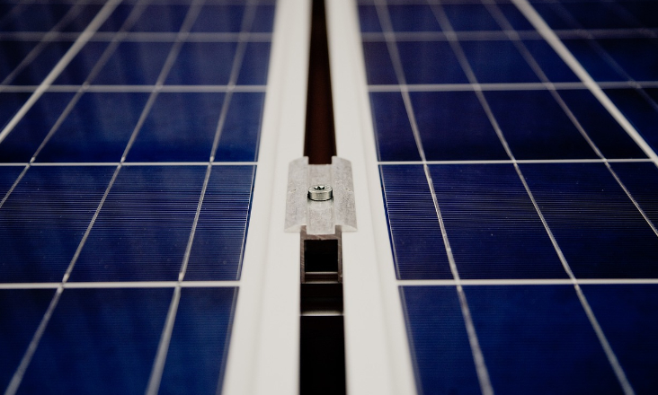 Investimento em energia solar deve ultrapassar este ano extração petrolífera