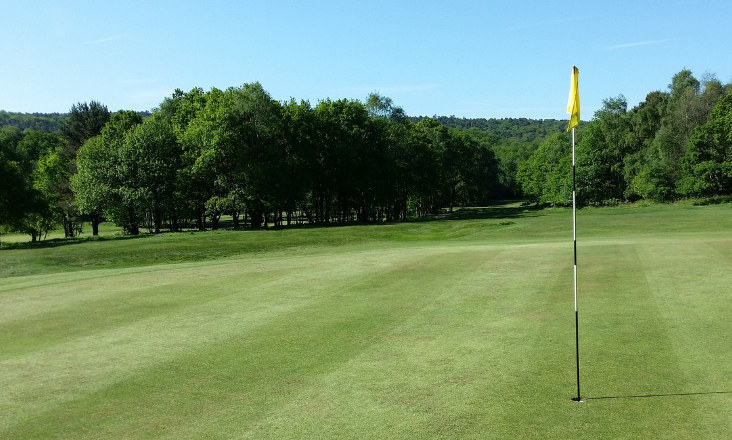 Reutilização de águas residuais vai permitir regar metade dos campos de golfe do Algarve, diz ministro do Ambiente