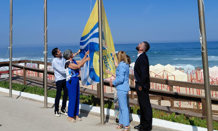 Praia do Centro, em Torres Vedras, é a primeira a hastear Bandeira de Ouro 2025