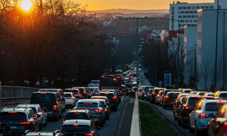 Eurodeputados aprovam “procedimento urgente” para ajustar metas de CO₂