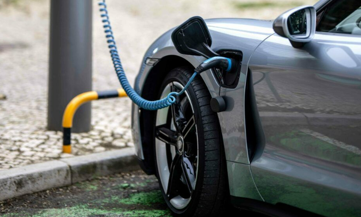 Galp transforma postes de iluminação pública em carregadores de veículos elétricos