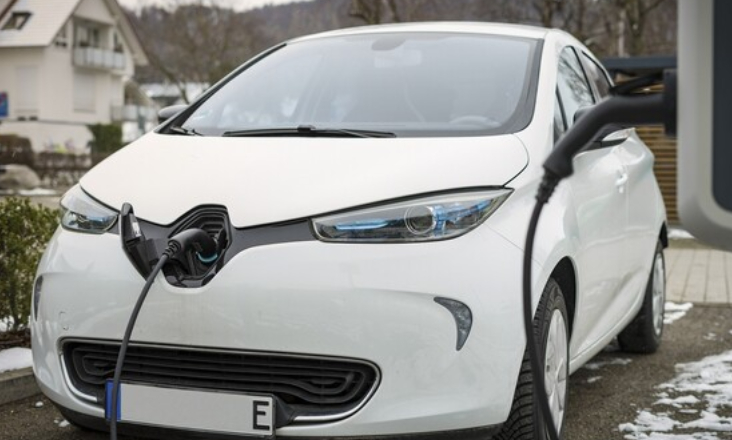 Aumento de carros elétricos baixa emissões de dióxido de carbono na União Europeia