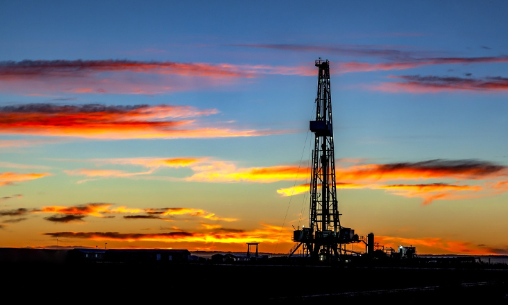Produção excedentária de petróleo corre risco de atingir níveis históricos até 2030